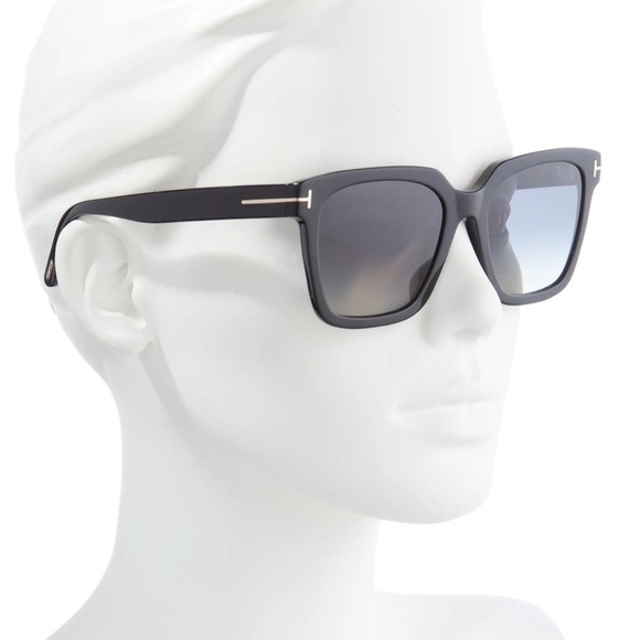 TOM Ford Polarized Amarra
55mm Square Black with Gray lens Sunglasses
TOM FORD - Picture 2 of 5